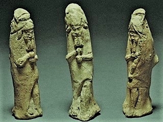 Photo de trois statuettes Apkallu