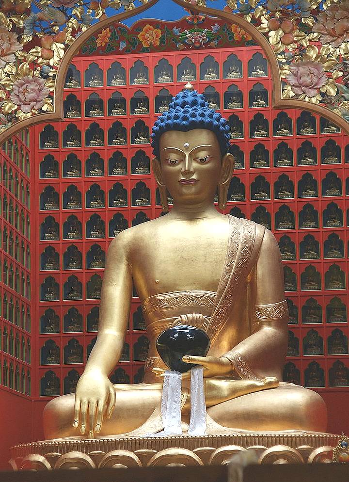 Grande statue de Bouddha dans un temple contemporain