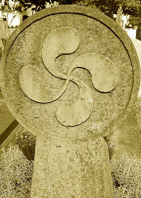 Photo d'une stèle basque du cimetière d'Ainhoa