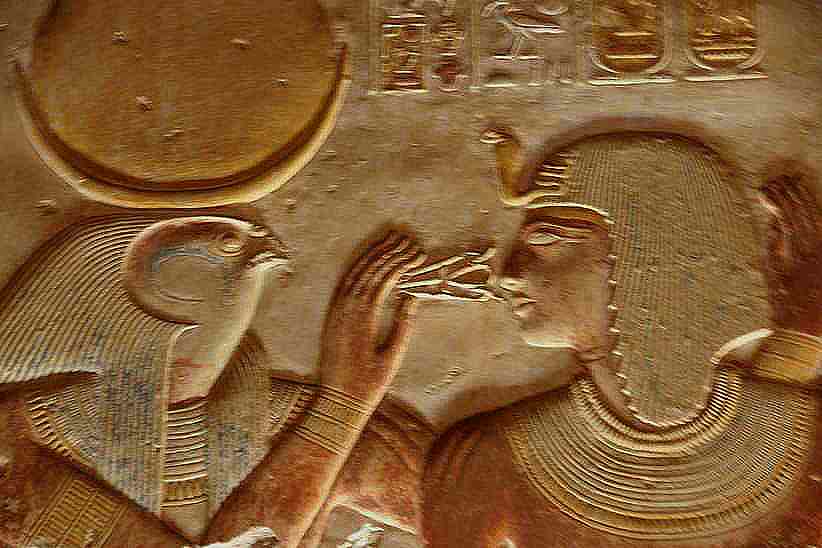 bas relief d'Abydos représentant Horus soufflant la vie en Pharaon