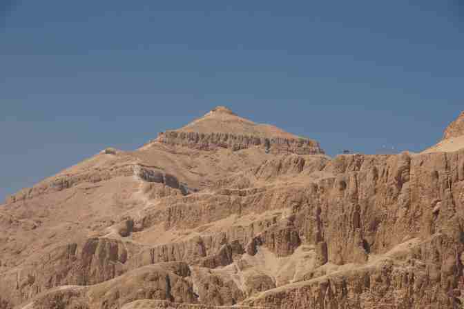 photo de la pyramide naturelle de la vallée des rois