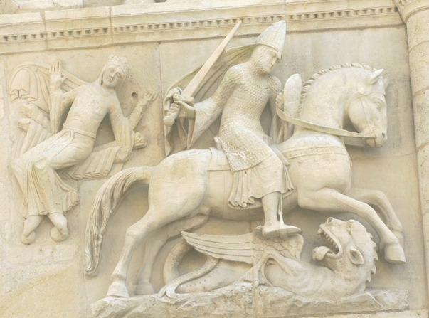 facade d'une église romane charentaise